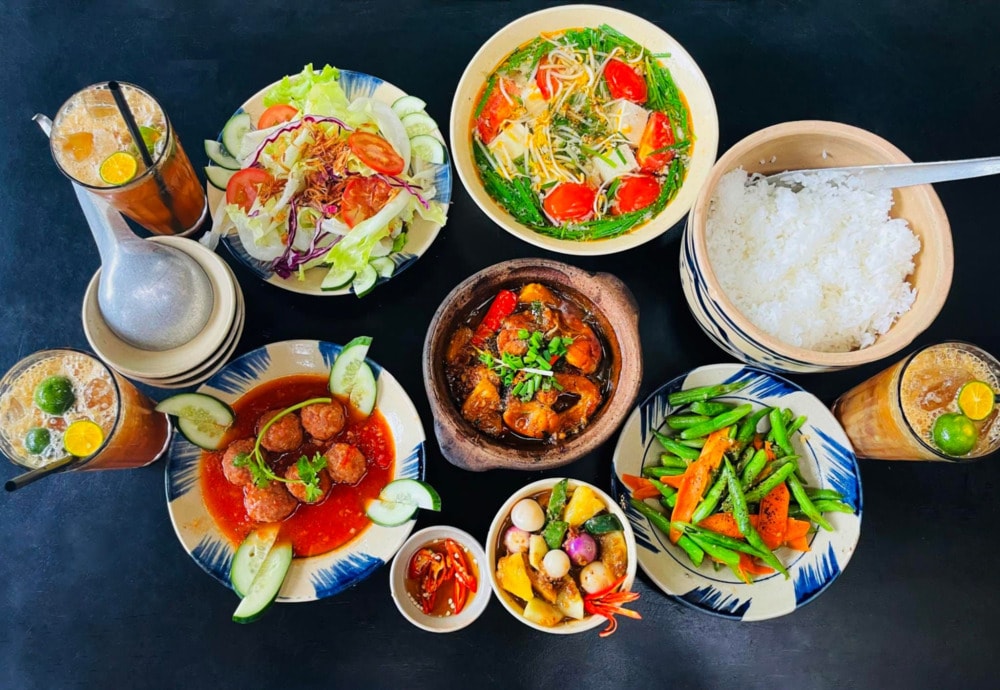 Tiệm Cơm Hồi Nớ “gây sốt” với những bữa ăn đồng giá 55.000 VND, gồm 6 món đầy đủ cơm, thịt, canh, rau